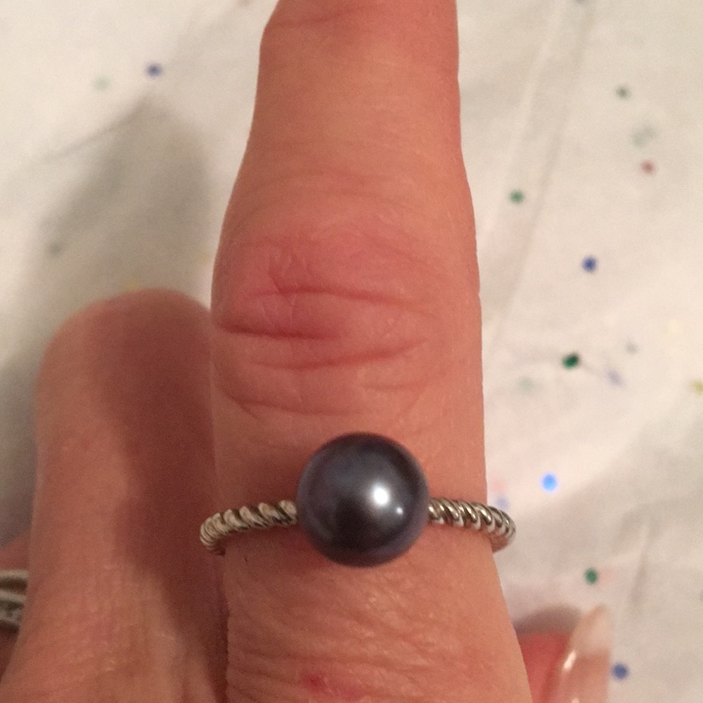 Sterling silver and dark gray pearl ring